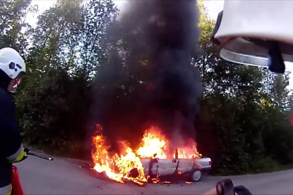 Na drodze doszczętnie spłonął samochód osobowy