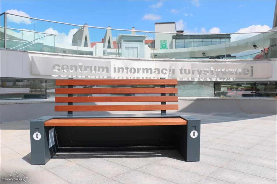 "Inteligentne" ławki na Rynku - zdjęcie 4