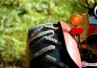 Ciężki stan 79-latka przygniecionego przez ciągnik - zdjęcie główne