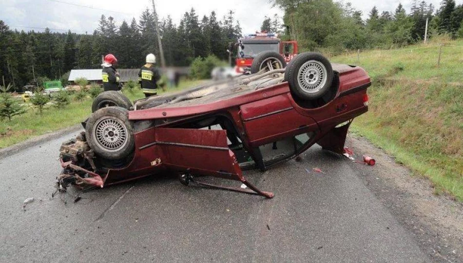 Mochnaczka Wyżna - jedna osoba jest ranna, auto nadaje się do kasacji - zdjęcie 1