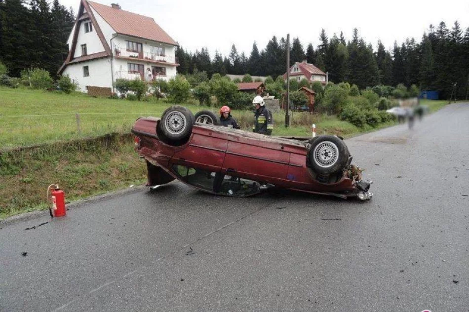 Mochnaczka Wyżna - jedna osoba jest ranna, auto nadaje się do kasacji - zdjęcie 3