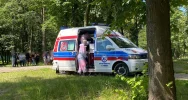 W parku zauważono mężczyznę w korycie potoku. Służby wydobyły go z wody i zabrały do szpitala - zdjęcie 4