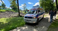 W parku zauważono mężczyznę w korycie potoku. Służby wydobyły go z wody i zabrały do szpitala - zdjęcie 5