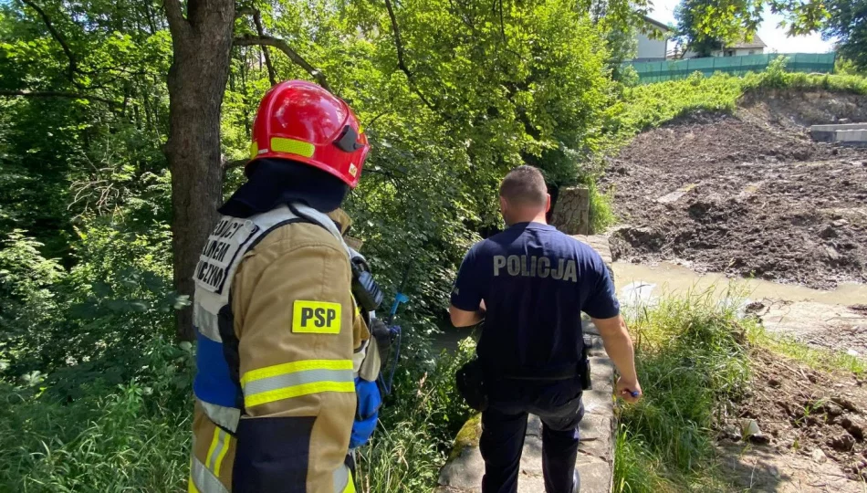 43-latek, którego wydobyto z wody, przeżył zdarzenie. Policja wyjaśnia okoliczności  - zdjęcie 1