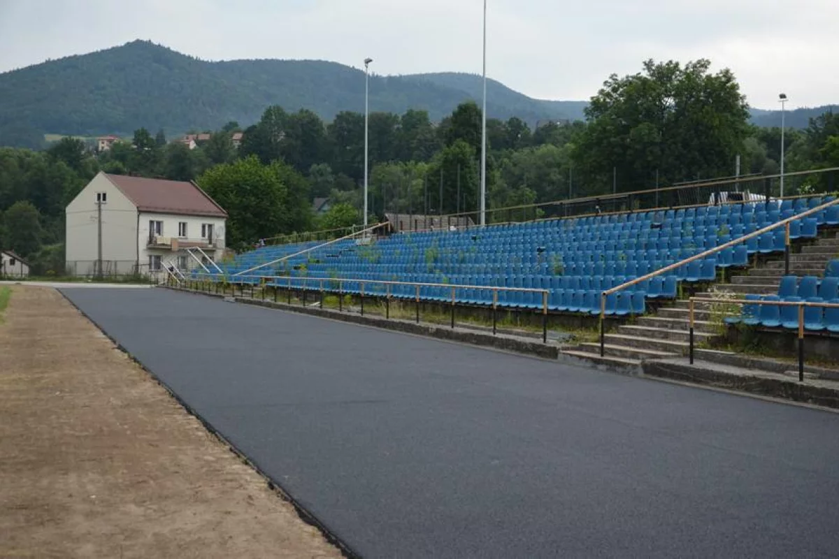 Nowa nawierzchnia na stadionie, który staje się lekkoatletycznym kompleksem