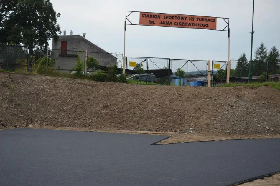 Nowa nawierzchnia na stadionie, który staje się lekkoatletycznym kompleksem - zdjęcie 2