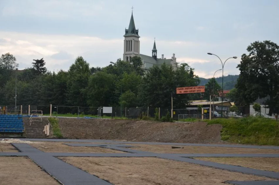 Nowa nawierzchnia na stadionie, który staje się lekkoatletycznym kompleksem - zdjęcie 3