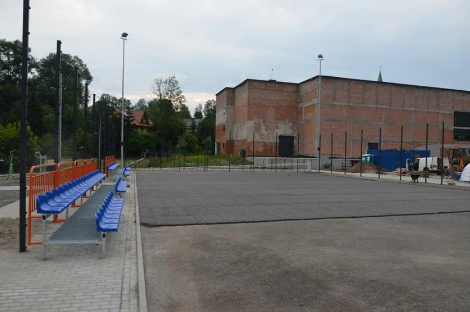 Nowa nawierzchnia na stadionie, który staje się lekkoatletycznym kompleksem - zdjęcie 5