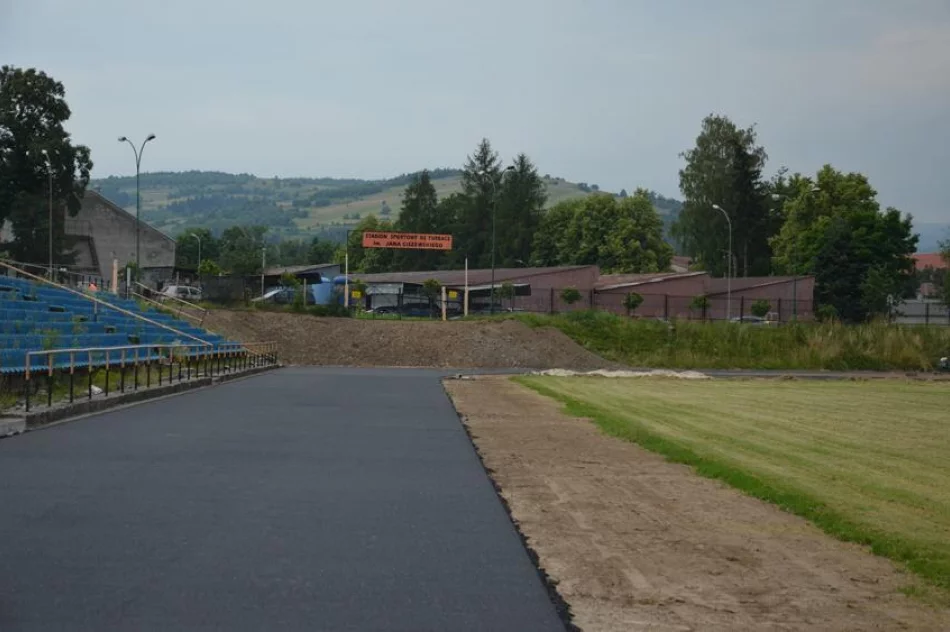 Nowa nawierzchnia na stadionie, który staje się lekkoatletycznym kompleksem - zdjęcie 8