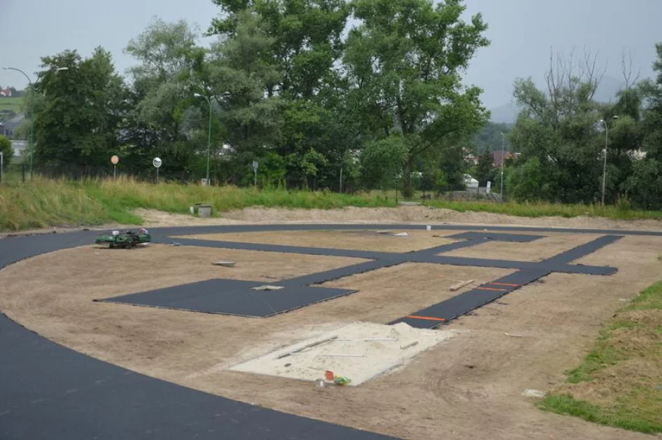 Nowa nawierzchnia na stadionie, który staje się lekkoatletycznym kompleksem - zdjęcie 9
