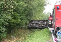Samochód wpadł do rowu i zatrzymał się na boku. Strażacy wydobyli poszkodowanych z pojazdu - zdjęcie główne