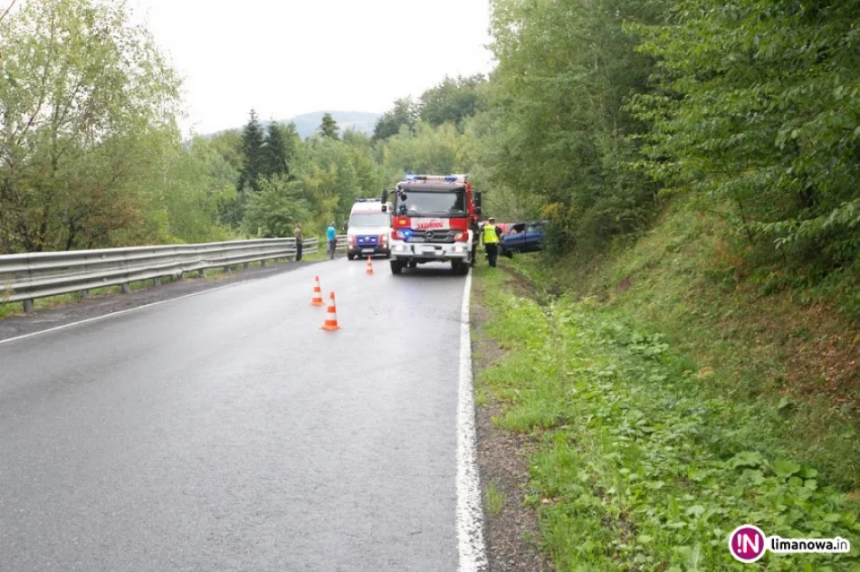 Samochód wpadł do rowu i zatrzymał się na boku. Strażacy wydobyli poszkodowanych z pojazdu - zdjęcie 3