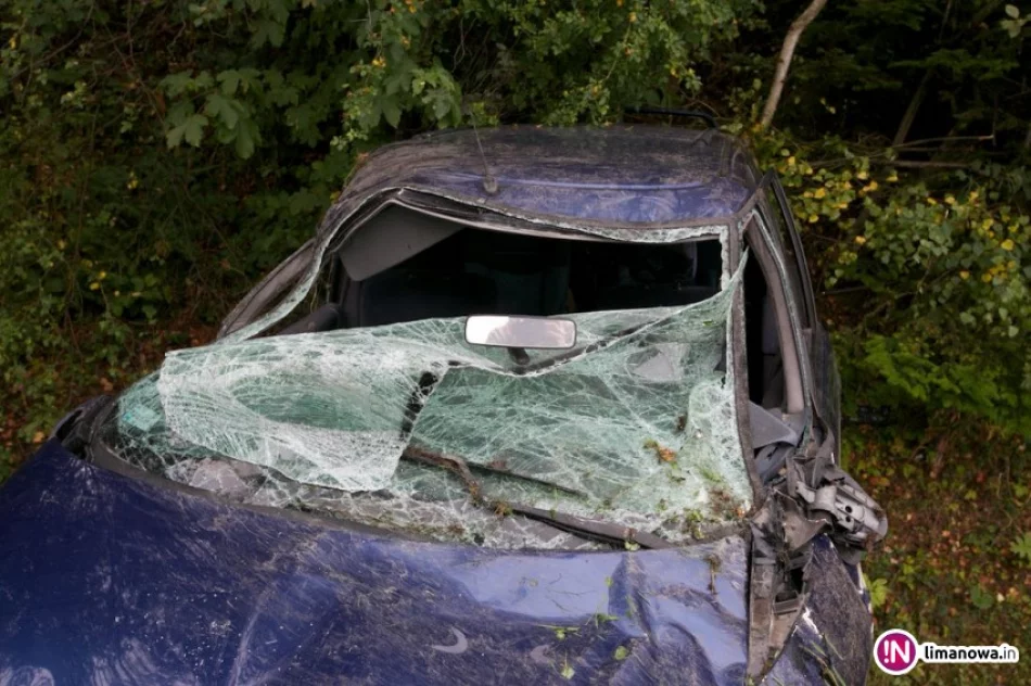 Samochód wpadł do rowu i zatrzymał się na boku. Strażacy wydobyli poszkodowanych z pojazdu - zdjęcie 4