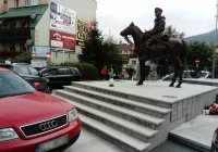 Parkowanie na... pomniku - zdjęcie główne