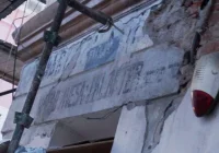 Nie ma napisów – jest folia. Cenne znalezisko na elewacji kamienicy - zdjęcie główne