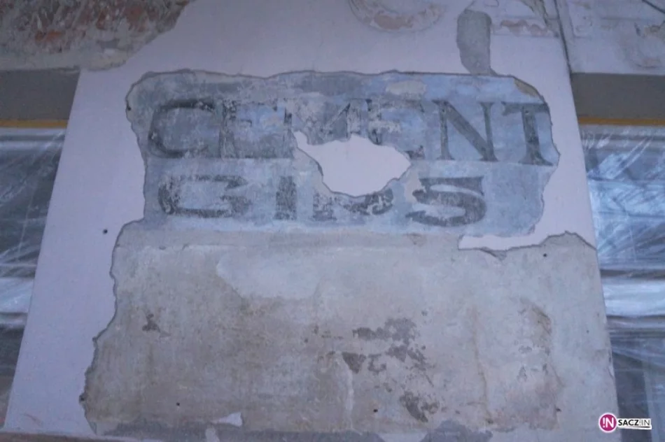 Nie ma napisów – jest folia. Cenne znalezisko na elewacji kamienicy - zdjęcie 2