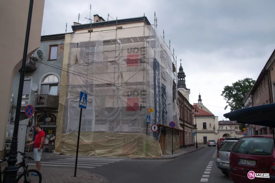 Nie ma napisów – jest folia. Cenne znalezisko na elewacji kamienicy - zdjęcie 3