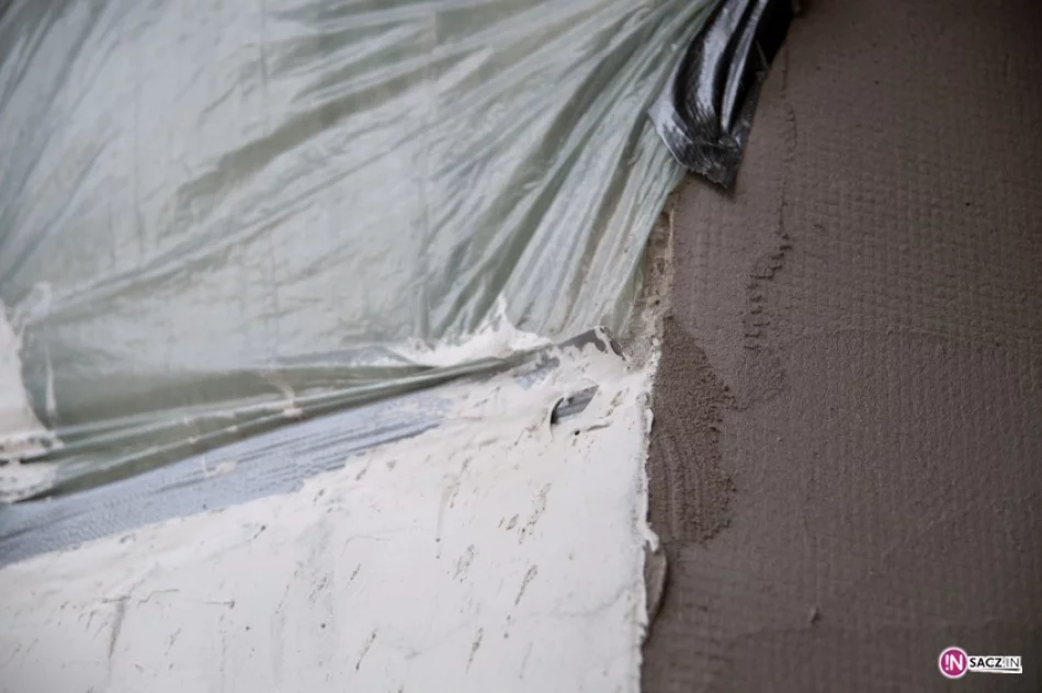 Nie ma napisów – jest folia. Cenne znalezisko na elewacji kamienicy - zdjęcie 4