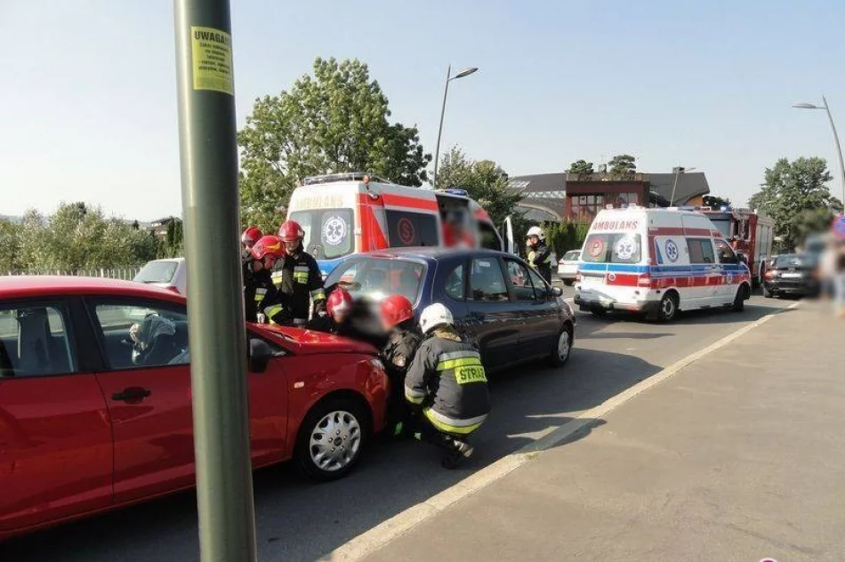 Az trzy auta zderzyły się na Krańcowej w Nowym Sączu - zdjęcie 3