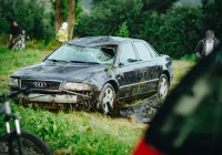 Dachowało Audi, którym podróżowały 4 osoby, w tym dzieci - zdjęcie główne