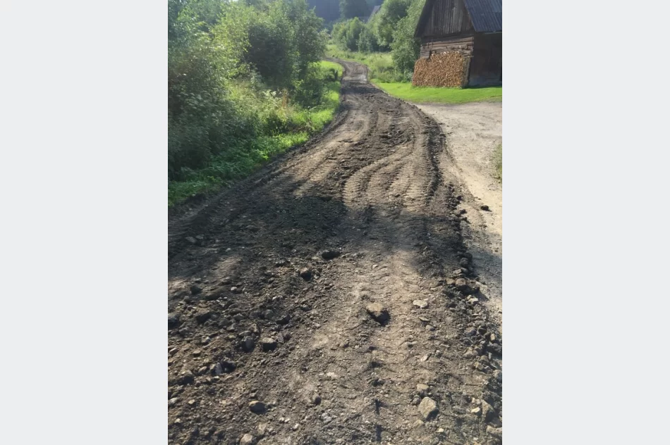 Trwają prace w Siekierczynie na odcinku 3,3 kilometrów drogi „Podlas” - zdjęcie 11