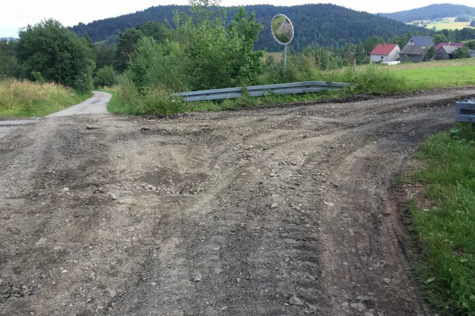 Trwają prace w Siekierczynie na odcinku 3,3 kilometrów drogi „Podlas” - zdjęcie 13