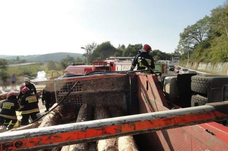 Wywrotka ciężarówki wiozącej drzewo - zdjęcie 2