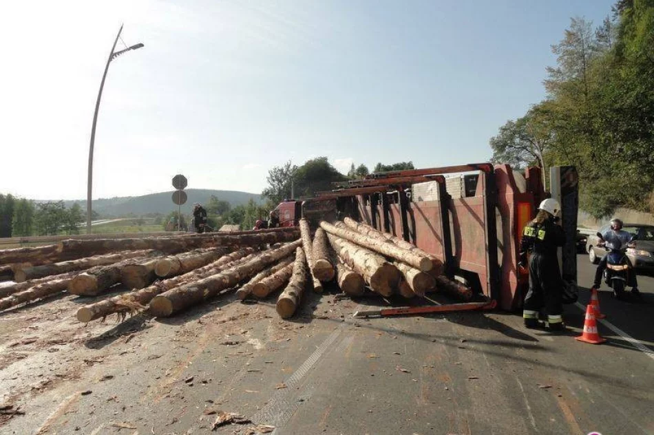Wywrotka ciężarówki wiozącej drzewo - zdjęcie 4