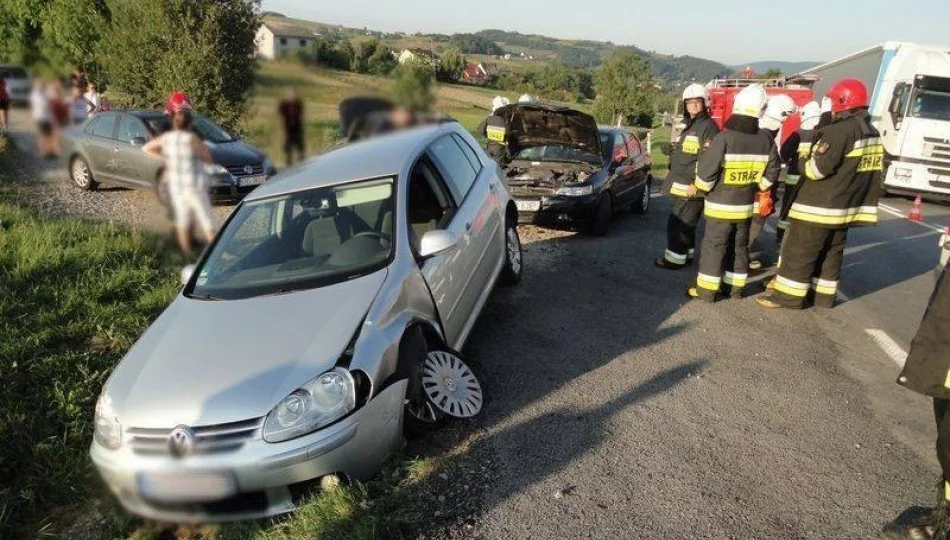 W Ptaszkowej zderzyło  się kilka samochodów osobowych! - zdjęcie 1