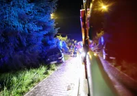 Samochód wypadł z jezdni i wjechał do przydrożnego rowu - zdjęcie główne