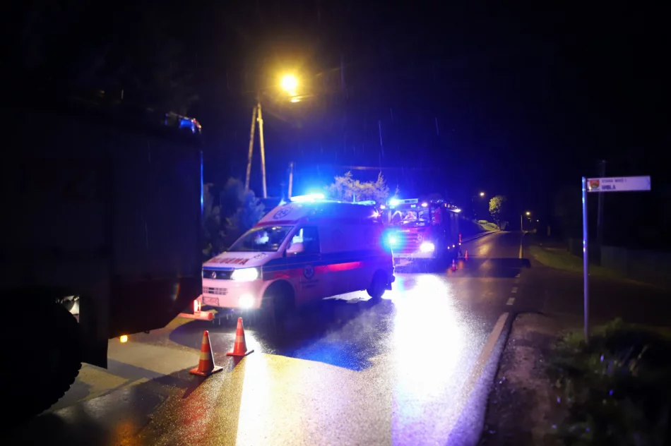 Samochód wypadł z jezdni i wjechał do przydrożnego rowu - zdjęcie 4