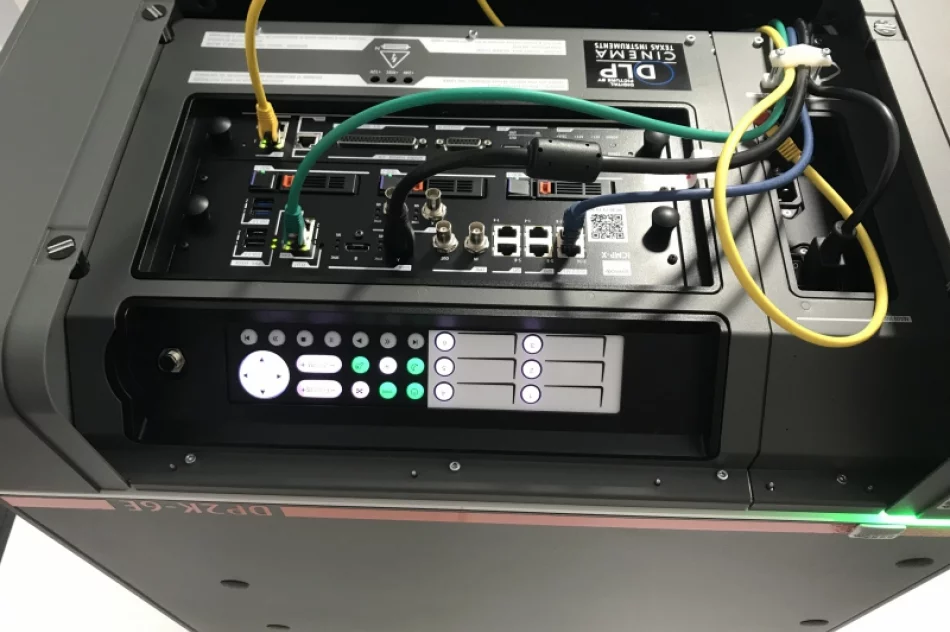 Ostatni etap prac przed otwarciem kina - zdjęcie 3