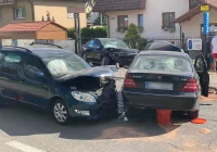 Groźnie wyglądające zderzenie 3 pojazdów, 2 osoby trafiły do szpitala - zdjęcie główne