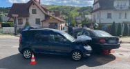 Groźnie wyglądające zderzenie 3 pojazdów, 2 osoby trafiły do szpitala - zdjęcie 2