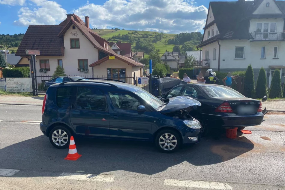 Groźnie wyglądające zderzenie 3 pojazdów, 2 osoby trafiły do szpitala - zdjęcie 2