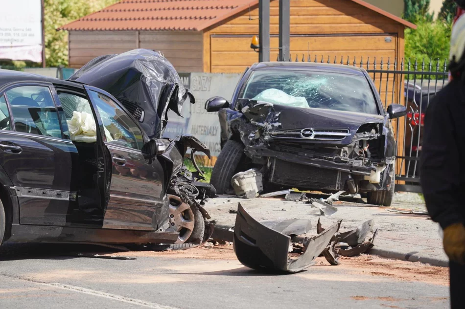 Groźnie wyglądające zderzenie 3 pojazdów, 2 osoby trafiły do szpitala - zdjęcie 3