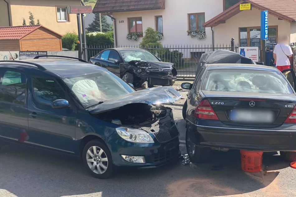 Groźnie wyglądające zderzenie 3 pojazdów, 2 osoby trafiły do szpitala - zdjęcie 4