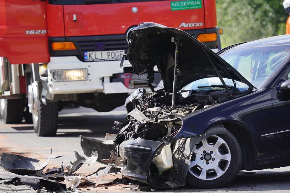 Groźnie wyglądające zderzenie 3 pojazdów, 2 osoby trafiły do szpitala - zdjęcie 5