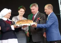 Starosta dzielił się dożynkowym chlebem - zdjęcie główne