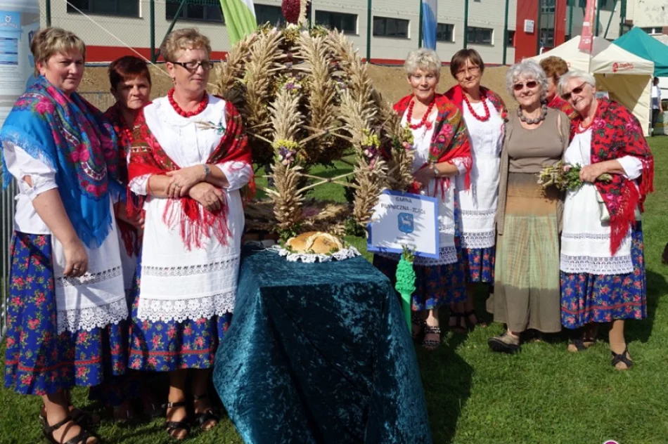 Starosta dzielił się dożynkowym chlebem - zdjęcie 2