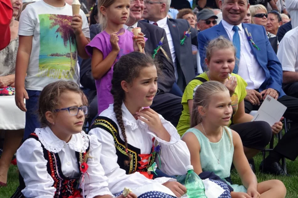 Starosta dzielił się dożynkowym chlebem - zdjęcie 4