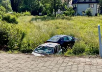 Auta zderzyły się i wypadły z jezdni, poszkodowana została jedna osoba - zdjęcie główne