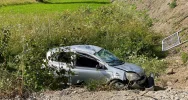 Auta zderzyły się i wypadły z jezdni, poszkodowana została jedna osoba - zdjęcie 3