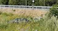 Auta zderzyły się i wypadły z jezdni, poszkodowana została jedna osoba - zdjęcie 4