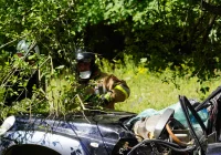 Samochód uderzył w drzewo. Zakleszczonego kierowcę wydobywano z pojazdu ponad godzinę - zdjęcie główne