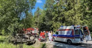 Samochód uderzył w drzewo. Zakleszczonego kierowcę wydobywano z pojazdu ponad godzinę - zdjęcie 2