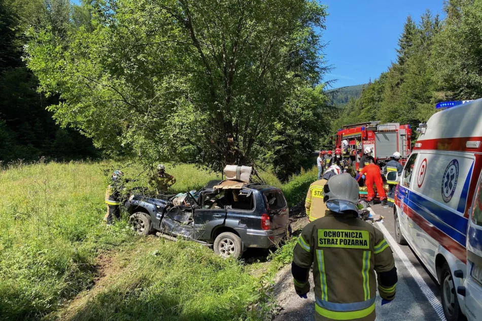 Samochód uderzył w drzewo. Zakleszczonego kierowcę wydobywano z pojazdu ponad godzinę - zdjęcie 3