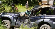 Samochód uderzył w drzewo. Zakleszczonego kierowcę wydobywano z pojazdu ponad godzinę - zdjęcie 4