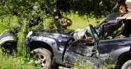 Samochód uderzył w drzewo. Zakleszczonego kierowcę wydobywano z pojazdu ponad godzinę - zdjęcie 5