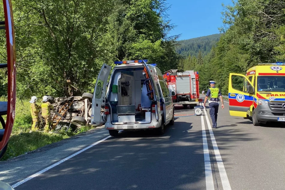 Samochód uderzył w drzewo. Zakleszczonego kierowcę wydobywano z pojazdu ponad godzinę - zdjęcie 9